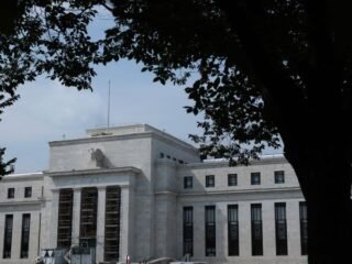 La Fed dice que ignora la política, pero sus decisiones sobre las tasas cuentan una historia más compleja
