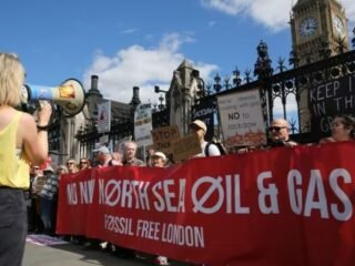 Trump celebra la decisión del Reino Unido de aprobar un nuevo yacimiento de gas en el mar del Norte | CNN
