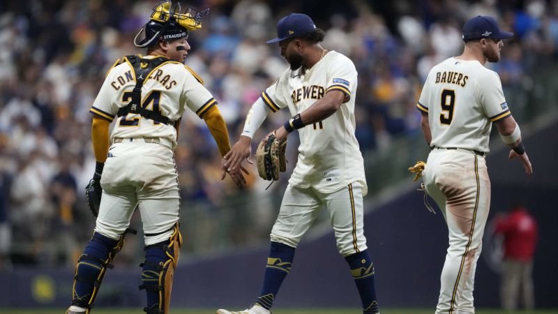 Cuatro venezolanos persiguen una curiosa marca en la Serie Mundial de la MLB con los Brewers