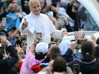Una multitud ovaciona al papa León XIV en su recorrido por el Vaticano tras su operación por cáncer de pulmón | CNN