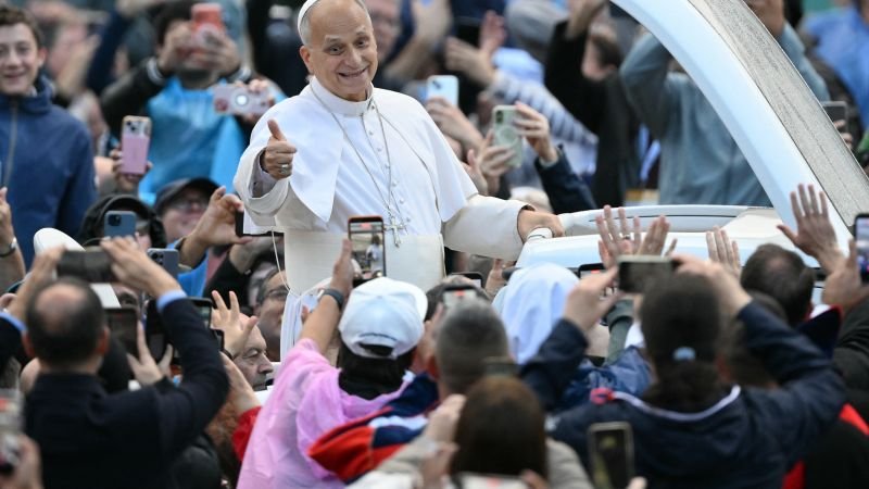 Una multitud ovaciona al papa León XIV en su recorrido por el Vaticano tras su operación por cáncer de pulmón | CNN