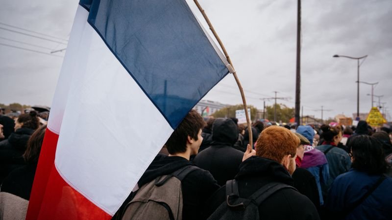Protestas en París transcurrieron de forma pacífica y con menos violencia