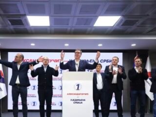 El líder autoritario de Serbia, Aleksandar Vucic, reconoce su derrota ante un movimiento encabezado por estudiantes