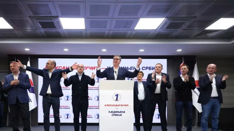 El líder autoritario de Serbia, Aleksandar Vucic, reconoce su derrota ante un movimiento encabezado por estudiantes