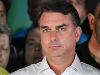 Flávio Bolsonaro afirma que recibió una orden de entregar sus pasaportes y no salir de Brasil