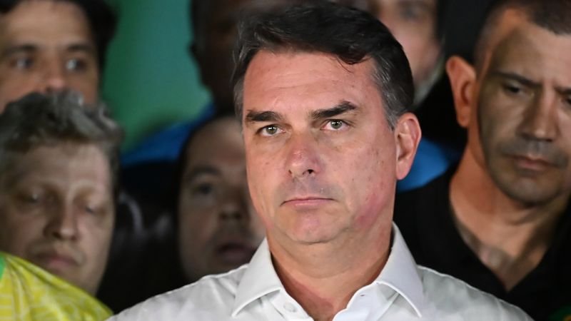 Flávio Bolsonaro afirma que recibió una orden de entregar sus pasaportes y no salir de Brasil