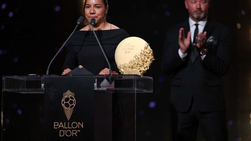 Charlyn Corral se emociona y llora en su regreso a México tras el premio obtenido en la gala del Balón de Oro