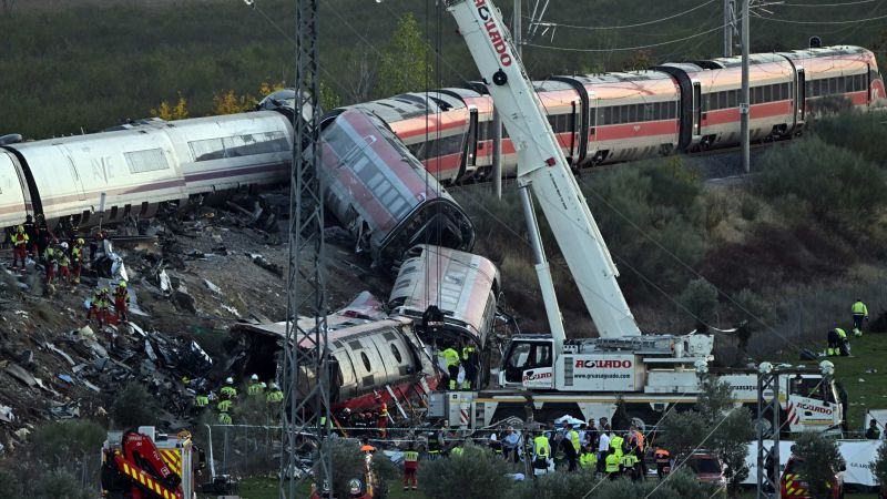 Las posibles causas del choque de trenes en España, según un experto