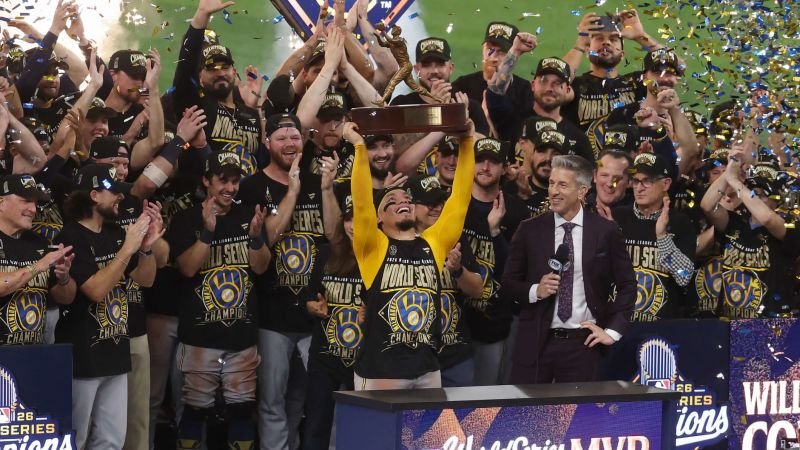 “El poder de la arepa”: los tres venezolanos que coronaron un año histórico con los Brewers de Milwaukee y su selección