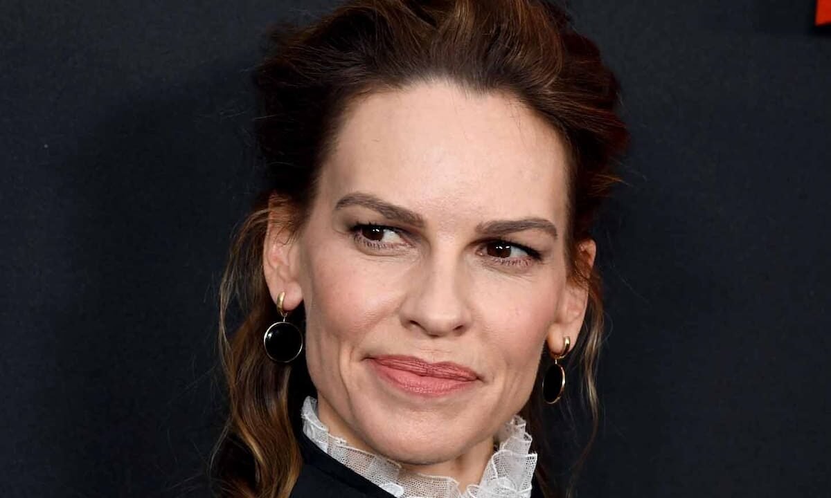 Hilary Swank anunció que será madre a los 52 años, recibió duras críticas y respondió con contundencia