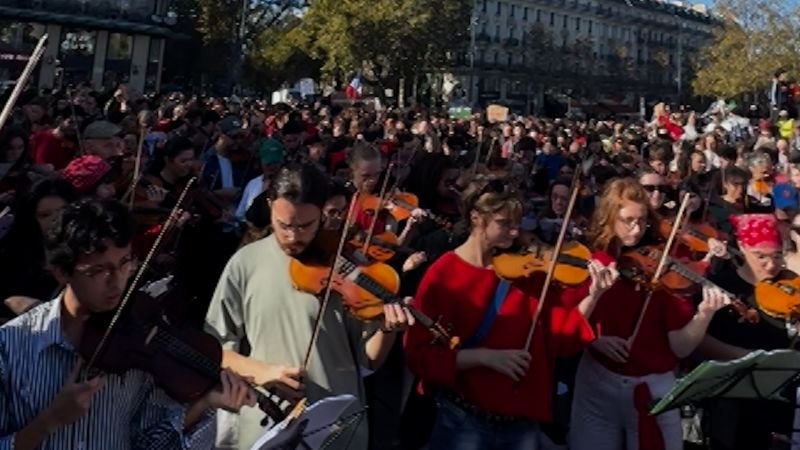 Orquesta de música clásica se une a las masivas manifestaciones estudiantiles en Francia | CNN
