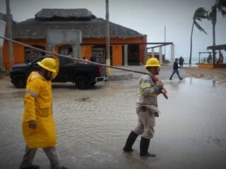 El huracán Simón cambió su trayectoria y va hacia México: inician evacuaciones masivas en las costas