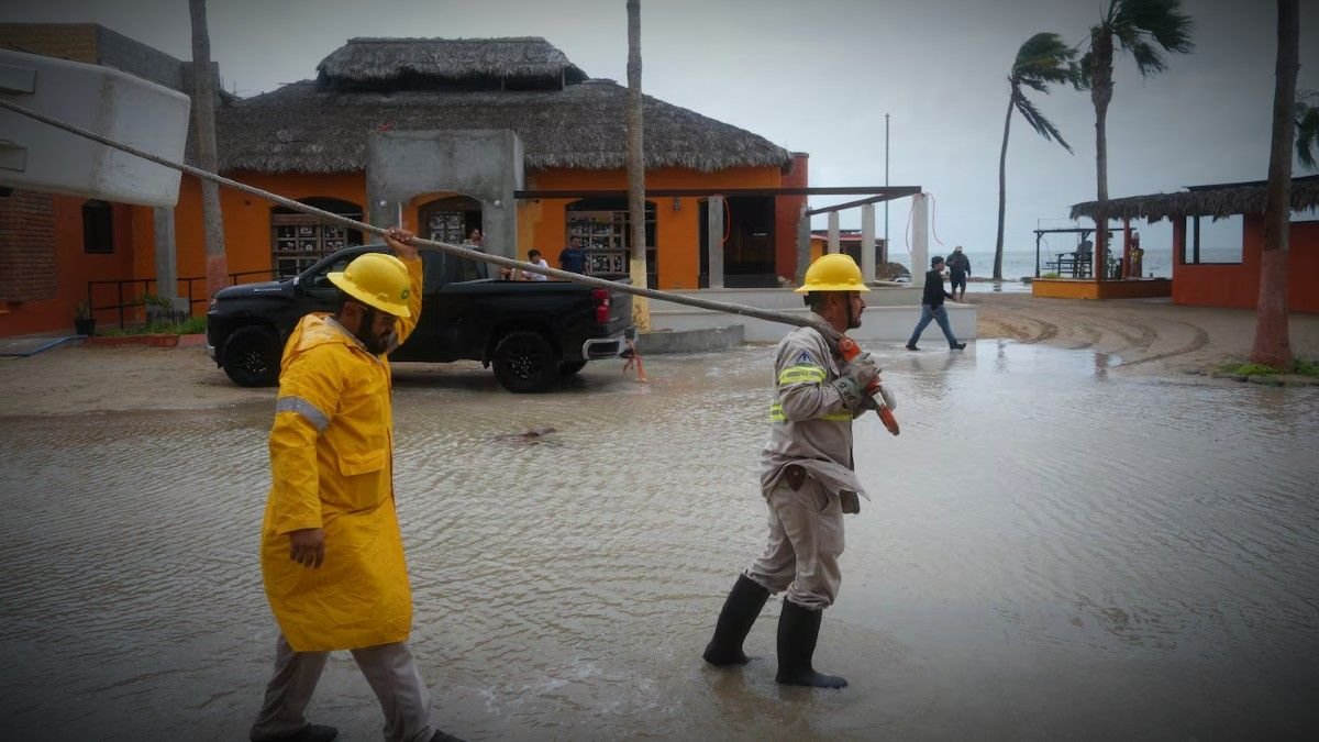 El huracán Simón cambió su trayectoria y va hacia México: inician evacuaciones masivas en las costas