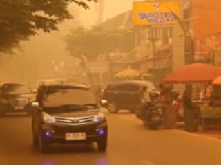 Un autobús con oxígeno auxilia a afectados por incendios en Indonesia