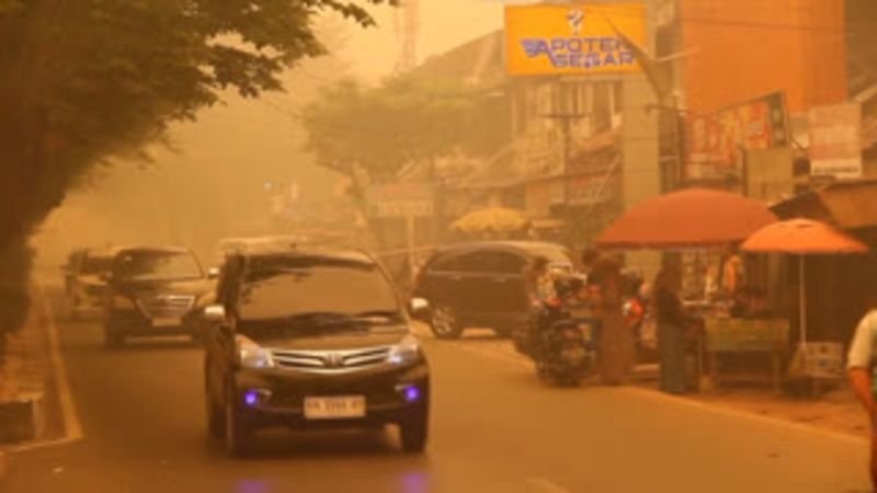 Un autobús con oxígeno auxilia a afectados por incendios en Indonesia