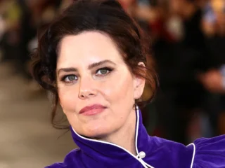 Ione Skye: la actriz de culto que sufrió el abandono paterno, el rechazo de dos figuras de Hollywood y el lado B del mundo del rock