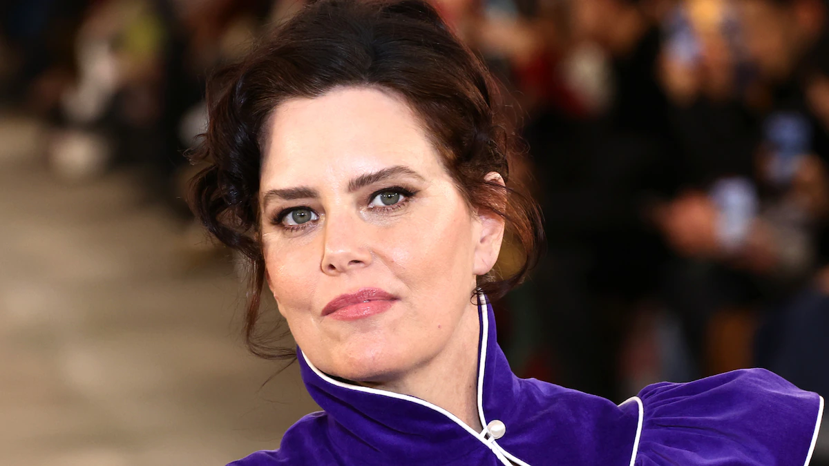 Ione Skye: la actriz de culto que sufrió el abandono paterno, el rechazo de dos figuras de Hollywood y el lado B del mundo del rock