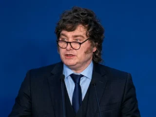 En medio del escándalo, Javier Milei evitó hablar de la fuga de Flávio Bolsonaro y sigue sin reconocer el triunfo de Lula da Silva