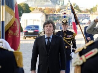 La impostura libertaria, entre París y la Argentina real