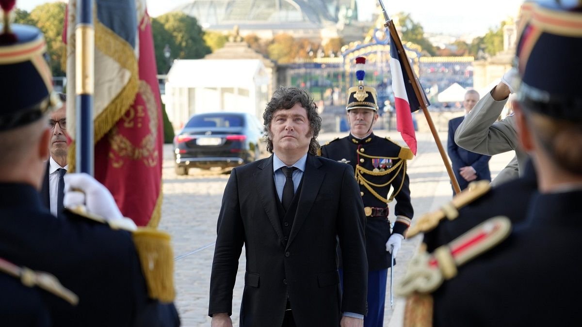 La impostura libertaria, entre París y la Argentina real