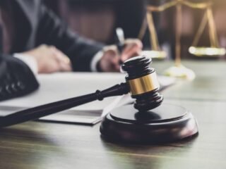 La Justicia suspendió dos artículos clave de la reforma laboral de Javier Milei que afectaban a los abogados y los honorarios