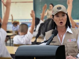 Pelo corto obligatorio y polleras largas: el plan de Keiko Fujimori para los estudiantes