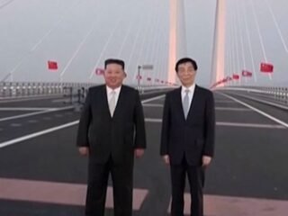Así cruzó Kim Jong Un el nuevo puente que conecta Corea del Norte y China