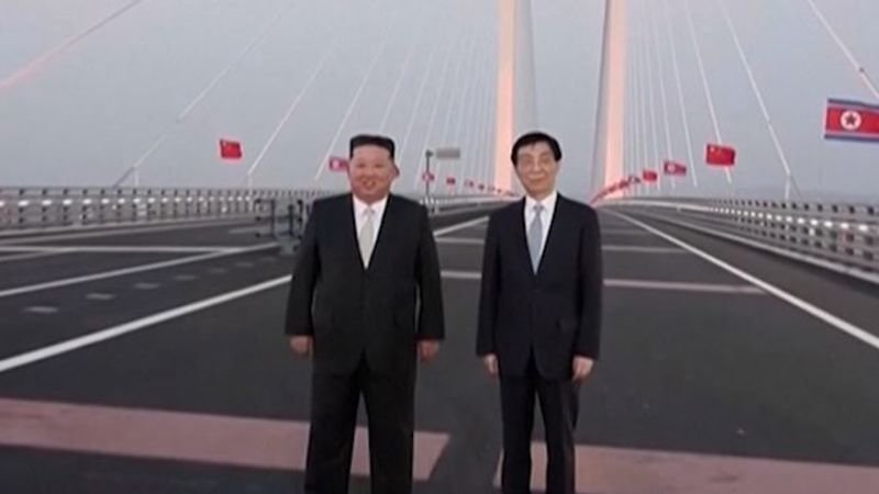 Así cruzó Kim Jong Un el nuevo puente que conecta Corea del Norte y China