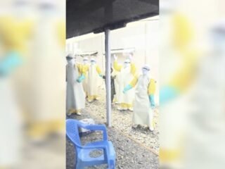 Así celebra el personal sanitario la salida de los últimos pacientes de una clínica de ébola