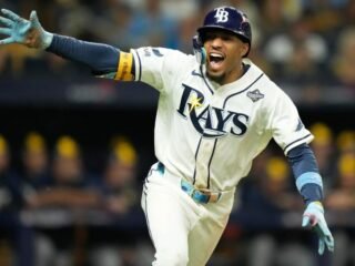 Los Rays sorprenden a los Brewers con una remontada y ganan el quinto partido de la Serie Mundial 4-3