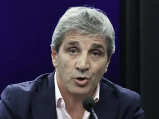 Luis Caputo se apunó durante una visita a una mina de litio en Catamarca