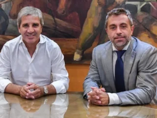 El secretario de Finanzas negó el atraso cambiario y descartó la volatilidad del dólar en 2027