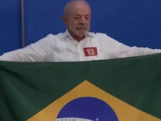 Votó Lula da Silva y cruzó a Flávio Bolsonaro: “Es una persona descalificada, fue educado para mentir”