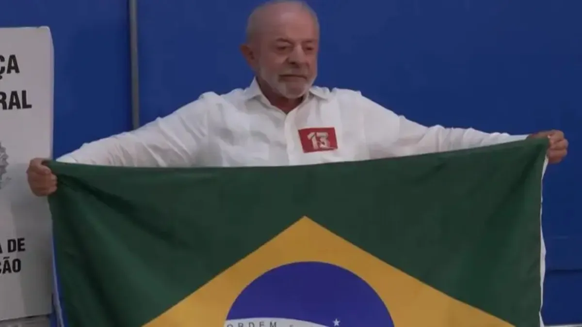 Votó Lula da Silva y cruzó a Flávio Bolsonaro: “Es una persona descalificada, fue educado para mentir”
