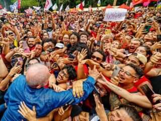 Lula da Silva encabezó una marcha de más de un millón de personas a dos semanas del balotaje en Brasil