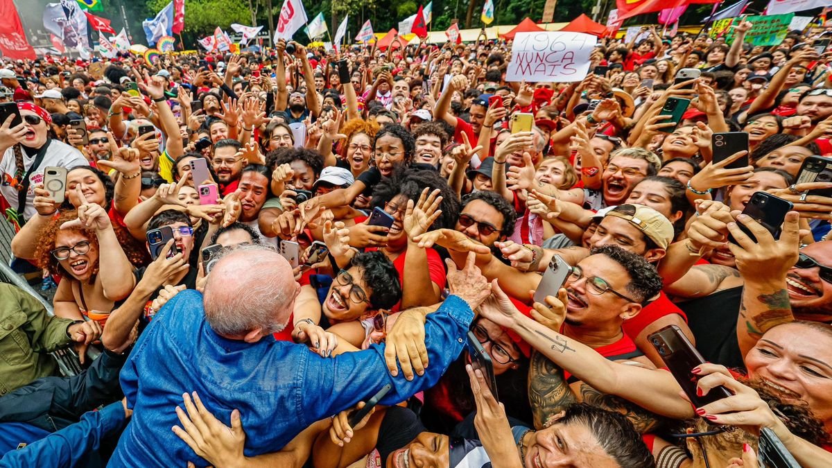 Lula da Silva encabezó una marcha de más de un millón de personas a dos semanas del balotaje en Brasil