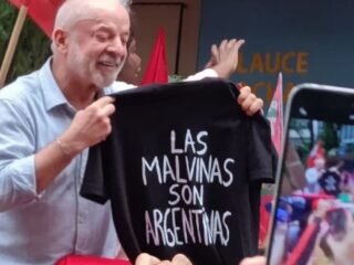 En su cierre de campaña, Lula da Silva posó con la icónica remera de “Las Malvinas son argentinas”