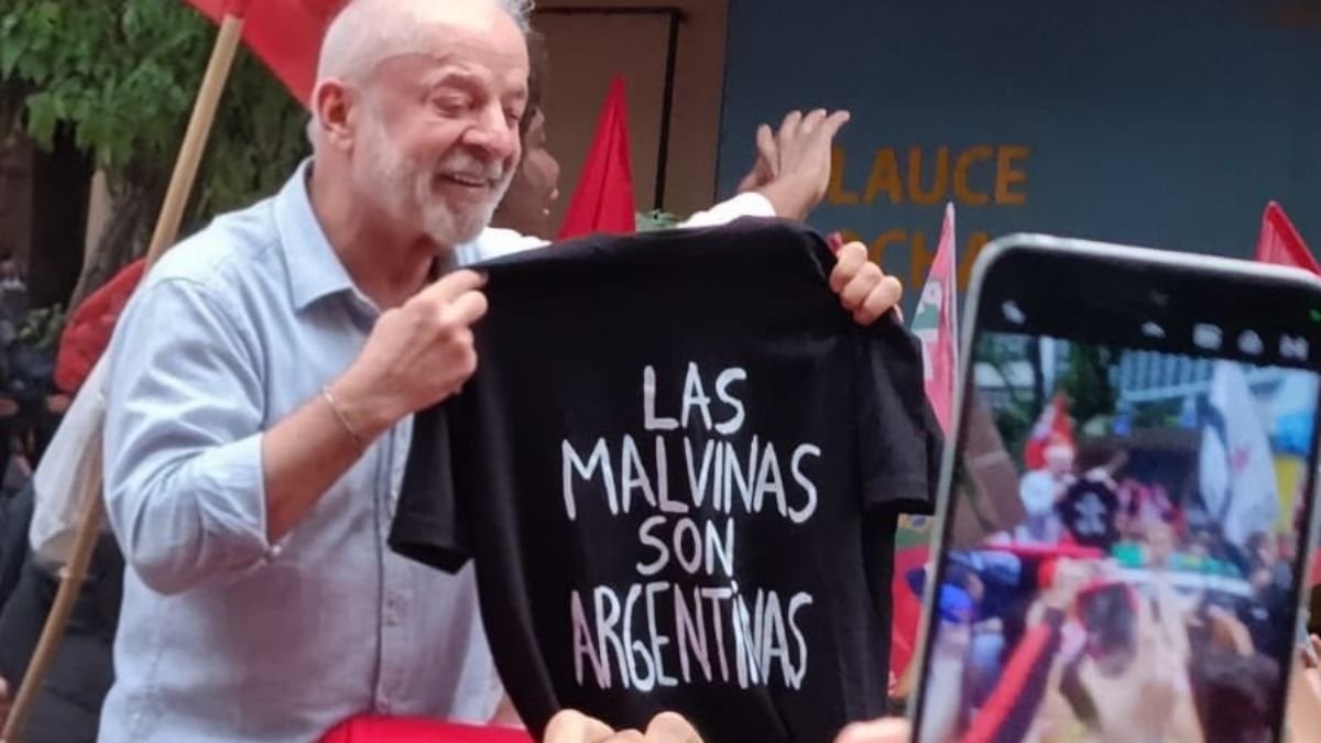 En su cierre de campaña, Lula da Silva posó con la icónica remera de “Las Malvinas son argentinas”