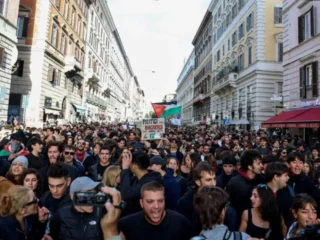 Italia: fuerte represión policial a manifestantes contra el gobierno de Giorgia Meloni