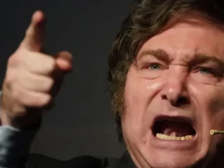 Javier Milei estalló contra un periodista que le preguntó por la gente que no llega a fin de mes: “No respeto tu cerebro”