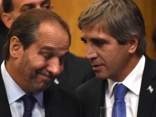 Denuncian a Luis Caputo por el RIGI de Diablillos y el negocio millonario de una empresa ligada a su primo