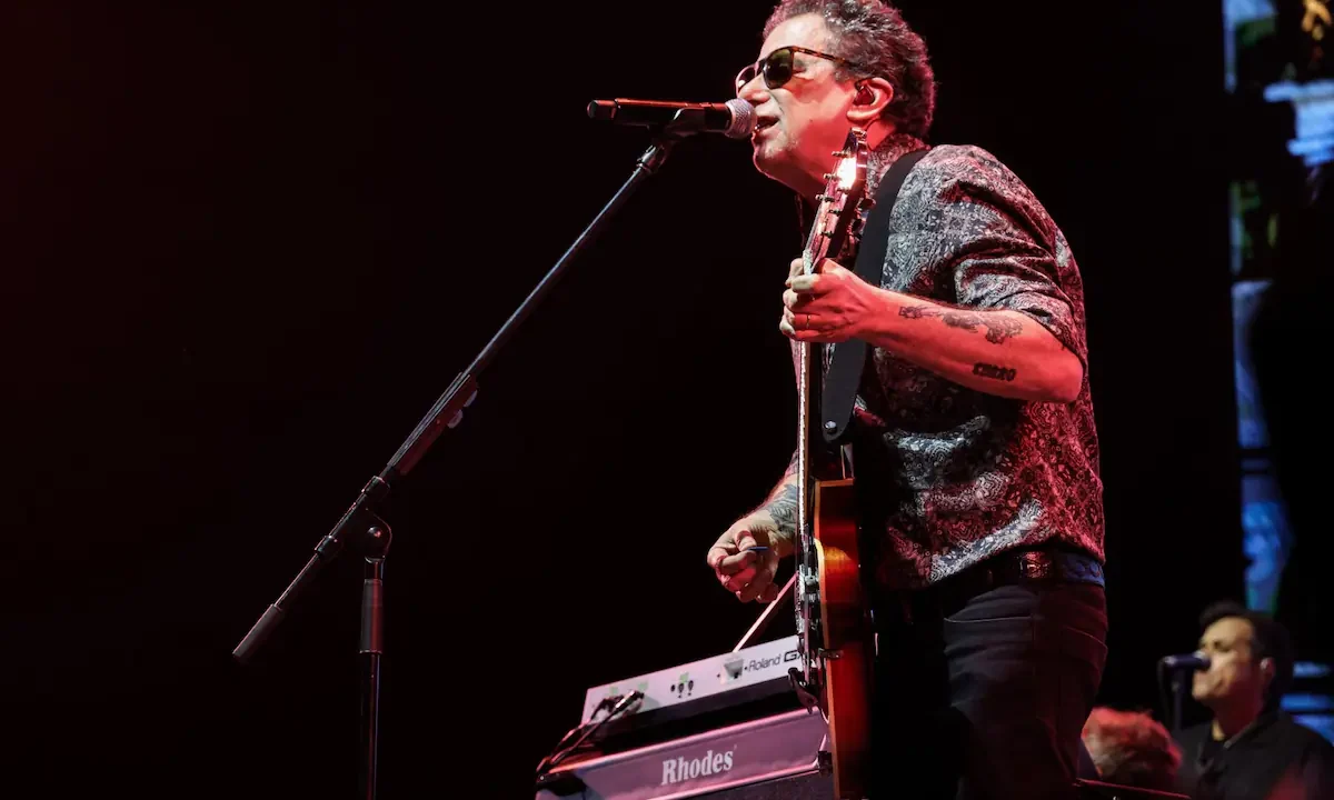 Andrés Calamaro frenó el canto de “el que no salta es un inglés” del público