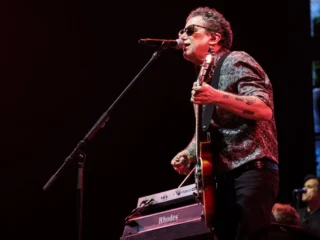 Andrés Calamaro frenó el canto de “el que no salta es un inglés” del público