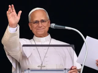 Tras su operación, el papa León XIV encabezó la audiencia general en la plaza de San Pedro