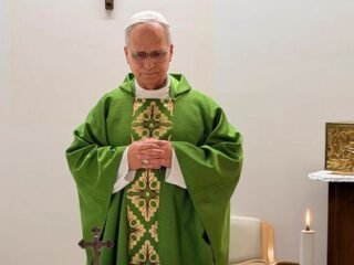 La primera foto del papa León XIV tras su operación: celebró una misa en la clínica