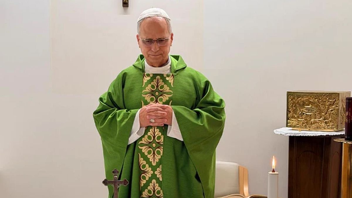 La primera foto del papa León XIV tras su operación: celebró una misa en la clínica