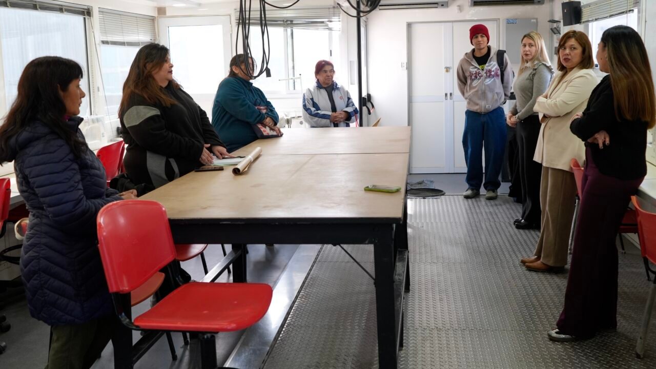Avanza el trayecto formativo de Operador de Máquinas para la Confección de Indumentaria en el Aula Taller Móvil
