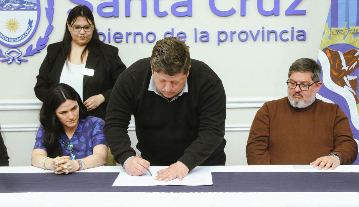 El Gobierno Provincial firmó el acta que garantiza la continuidad laboral de 141 trabajadores de AutoFarma