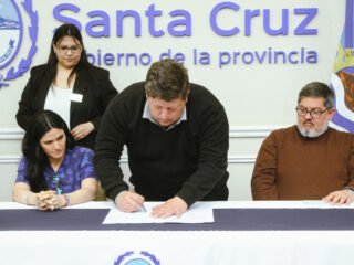 El Gobierno Provincial firmó el acta que garantiza la continuidad laboral de 141 trabajadores de AutoFarma