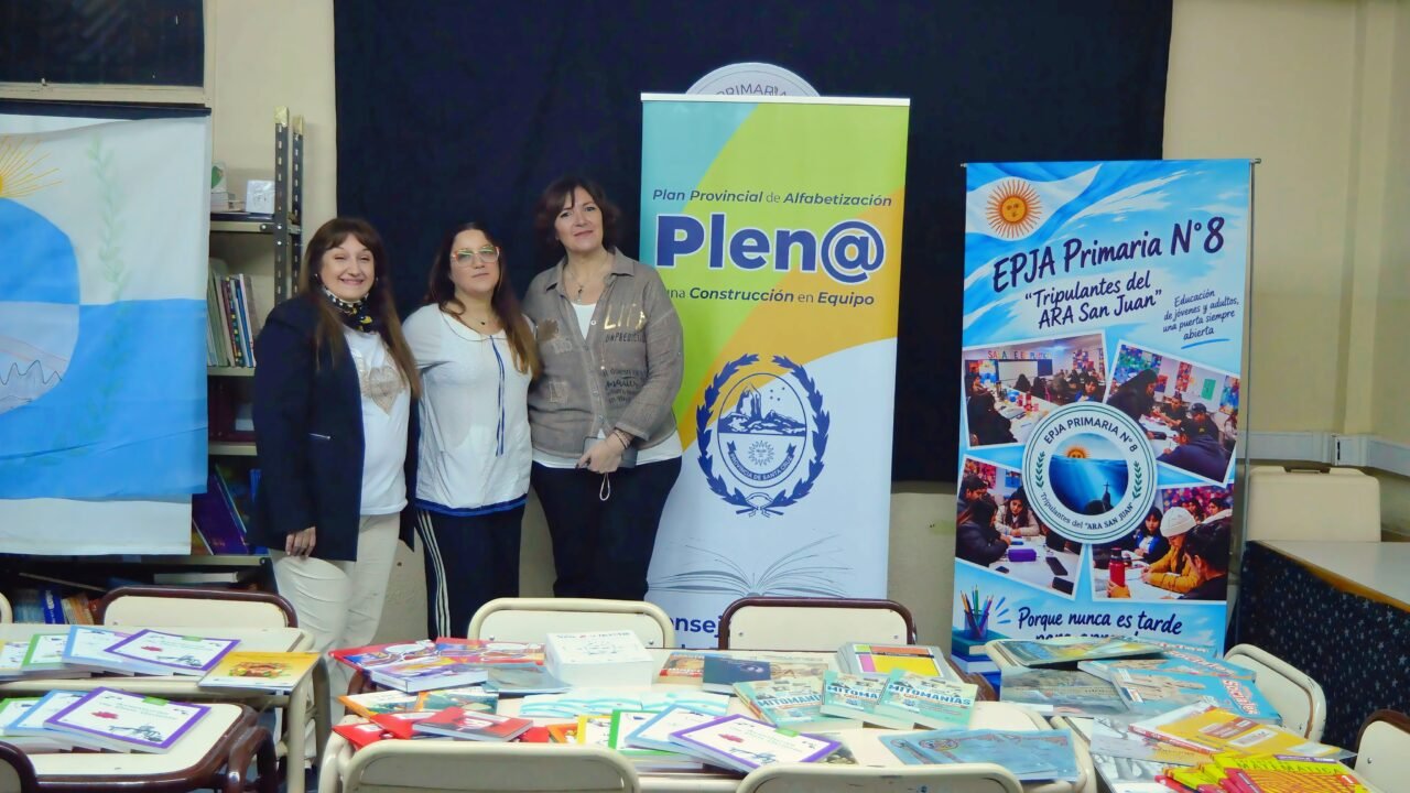 Con la entrega de libros fortalecen la alfabetización de jóvenes y adultos en Río Gallegos